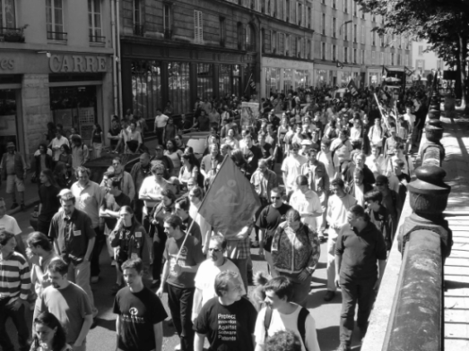 Les manifestants du 29 mai marchant le long du canal Saint-Martin